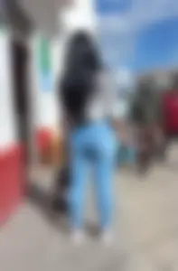 Linda mujer en jeans ajustados