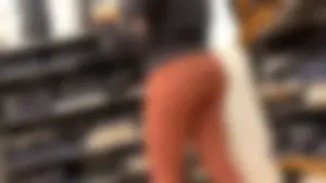 Candid babe with a delicious 🍑 in peach leggings shopping