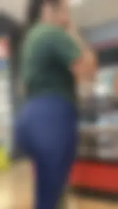 Thick Latina has big ass in leggings