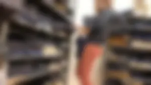 Candid babe with a delicious 🍑 in peach leggings shopping