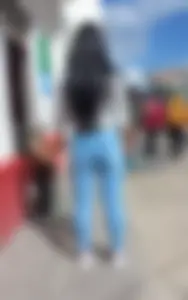 Linda mujer en jeans ajustados