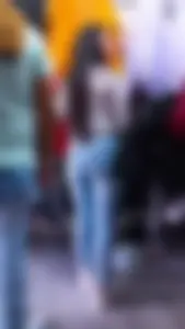 Linda mujer en jeans ajustados