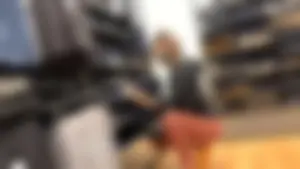 Candid babe with a delicious 🍑 in peach leggings shopping