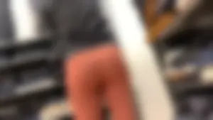 Candid babe with a delicious 🍑 in peach leggings shopping