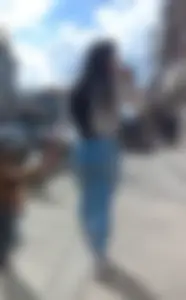 Linda mujer en jeans ajustados