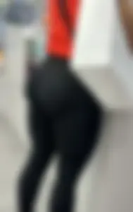 Sexy ass latina pays at the checkout
