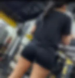 Brunette wide hips tight shorts at the gym (Brasil)