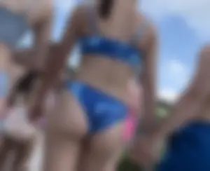 Cheeky bubble butt in bikini picks wedgie