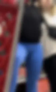 Pawg in blue leggings
