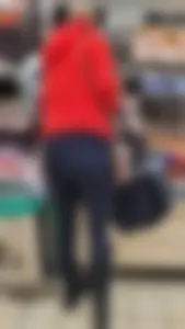 Skinny candid booty and legs in tight pants, creepshot at the grocery store creepshot
