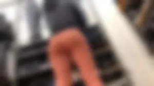 Candid babe with a delicious 🍑 in peach leggings shopping