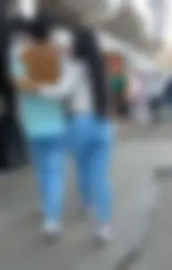 Linda mujer en jeans ajustados