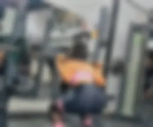 Pawg in shiny leggings at the gym