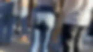 Bubble butt ebony in jean. Nice tits.