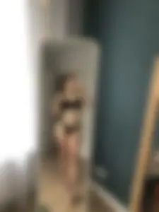 Hot girl's leaked selfie in underwear, at home and at the gym