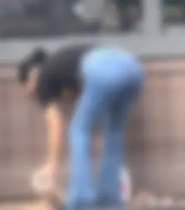 Petite Latina window washer BENDS for me  (OC)