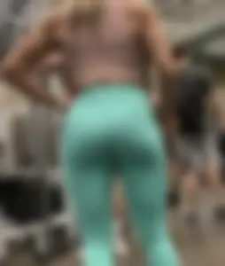 CAN IT GET ANY TIGHTER? Fit brunette in bright teal leggings