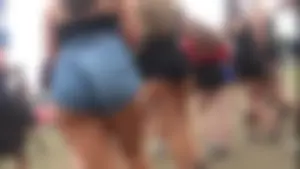 CANDID RAVE : TIGHT WEDGIE IN JEANS SHORTS🍑 (NOT OC)
