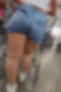 Babe in jean shorts @ Costco