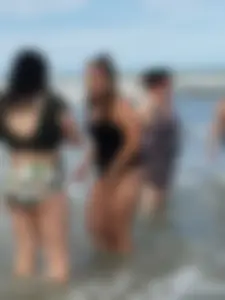 Latina ass in black on beach with family