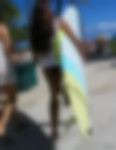 Big booty dark skinned surfer babe heading to the beach