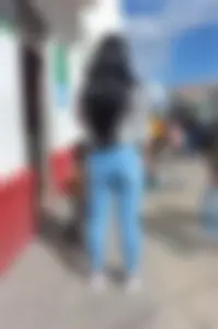 Linda mujer en jeans ajustados
