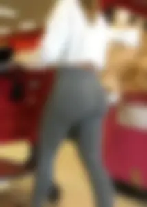 Sexy lady shopping at Target with a big ass in grey leggings