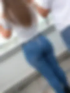 Big sexy ass in tight jeans at the airport