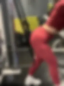 Extremely juicy phat ass in gym