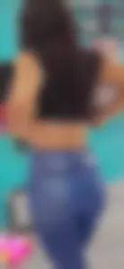 Latina booty in pocket less jeans