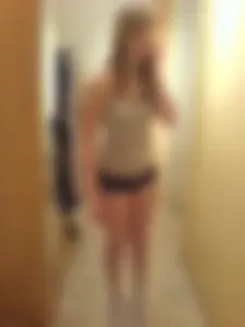 Cute teen girl in mini-shorts busted creepshot