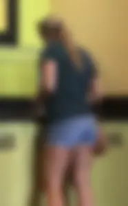 Thicc gal in jean shorts at the salsa bar