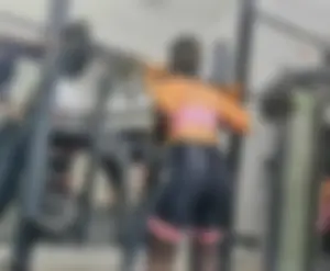 Pawg in shiny leggings at the gym