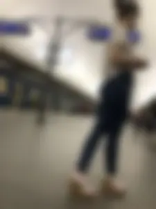 Candid girl wearing tight blue jeans and sandals on high platforms