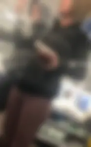Skinny lady at Best Buy in tight leggings