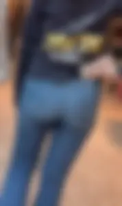 Tight jeans of a mall-queen + jeans pullup