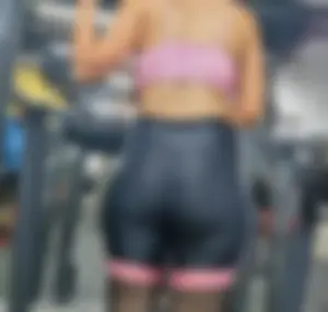 Pawg in shiny leggings at the gym