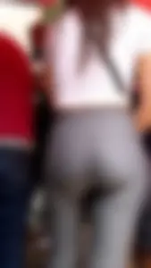 Latina con un culo bien delicioso en Leggings