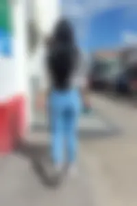 Linda mujer en jeans ajustados