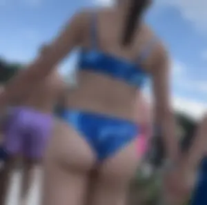 Cheeky bubble butt in bikini picks wedgie