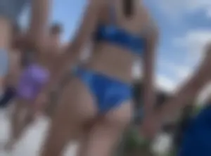 Cheeky bubble butt in bikini picks wedgie