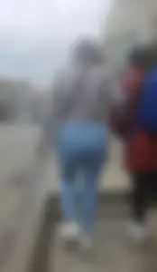 Lindo culazo en jeans ajustados