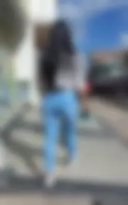 Linda mujer en jeans ajustados