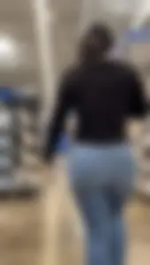 Short Latina has sweet bubblebutt in jeans