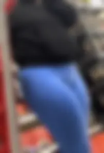 Pawg in blue leggings