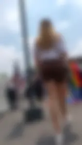 Que rico se le remarcaba el culo a esa teen, vela subir las escaleras fue todo un deleite