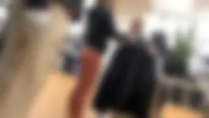 Candid babe with a delicious 🍑 in peach leggings shopping