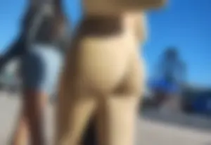 Beautiful college girl’s butt in tight leggings. Face capture (OC)