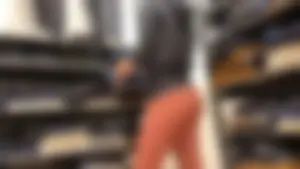 Candid babe with a delicious 🍑 in peach leggings shopping
