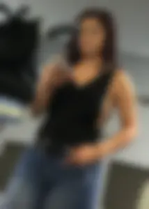 Thick brunette in tight jeans and showing some side boob